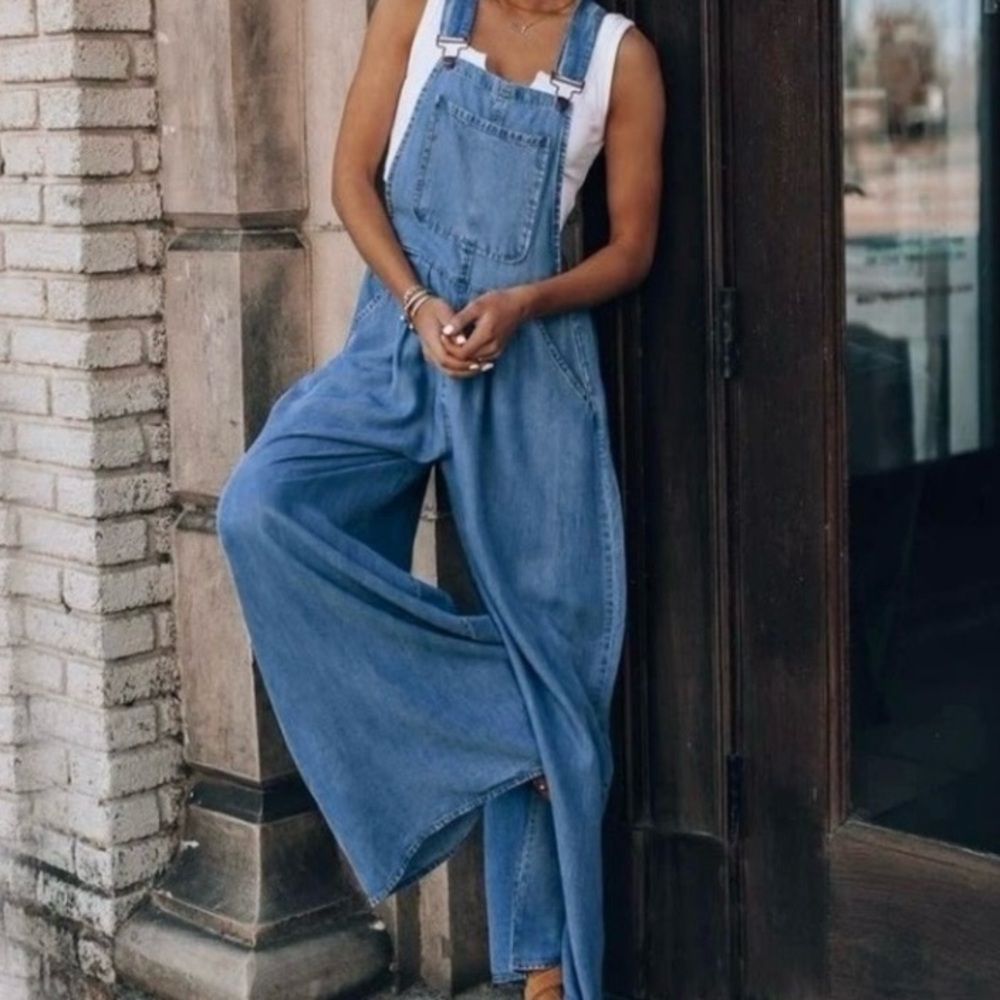 Wide leg denim Overalls with adjustable buckle straps. Three pockets.